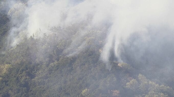 佐野市の山林火災　鎮圧のめど立たず　消火活動続く　建物火災の火が裏山に燃え広がる　栃木県佐野市|TBS NEWS DIG