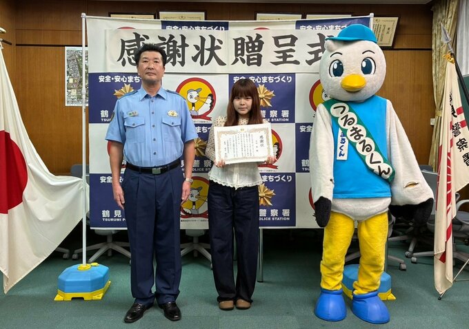 暗い道を歩く迷子の女の子　母親を追いかけ家の外へ…保護した女子大学生に感謝状「母親がきっと心配しているだろうと…」　大阪府警・鶴見署　|　MBSニュース | 関西の最新ニュースを分かりやすく。