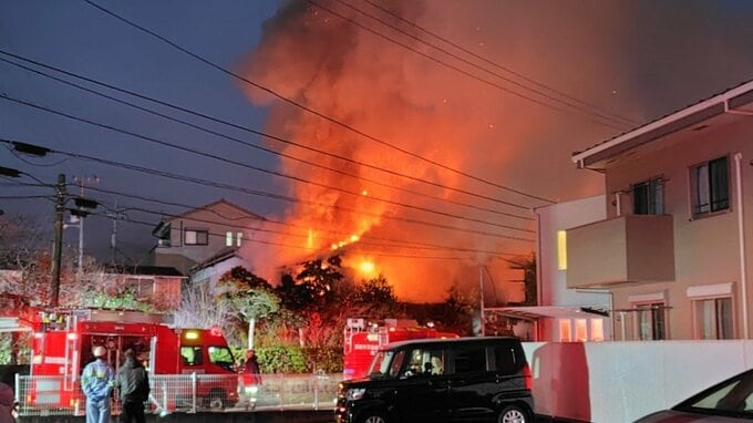 住宅3棟など全焼、1人の遺体発見⋯現場に住む88歳女性と連絡取れず　現在も消火活動続く（23日9:20時点）　|　高知のニュース・天気｜KUTV NEWS | KUTVテレビ高知