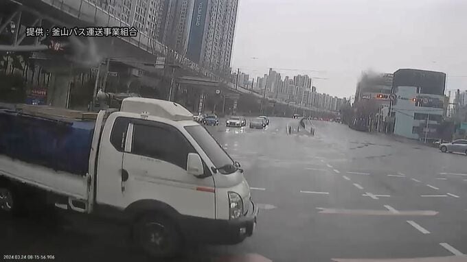 路線バスが突如暴走、乗客ら10人が重軽傷　韓国・釜山