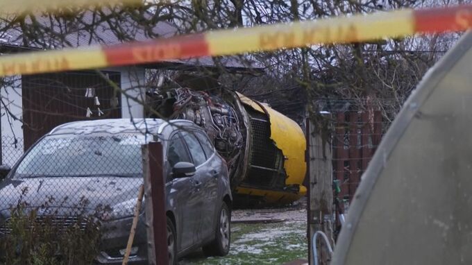 リトアニアで貨物機が墜落1人死亡　現地25日首都ビリニュスの空港近く　墜落後100メートルほど先の家屋に突っ込む　家の中にいた12人は避難|TBS NEWS DIG