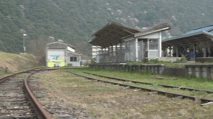 JR三江線廃止から8年…「旧石見川本駅」雄姿見納め　半分解体されるワケとは？　県内外から訪れた人々の声を聞くと…|TBS NEWS DIG