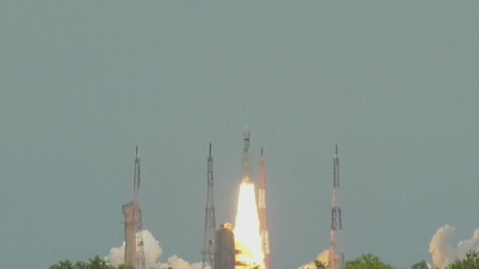 インドが無人月探査機を打ち上げ 着陸成功すれば世界4か国目　4年前は月面着陸の直前に通信途絶える|TBS NEWS DIG