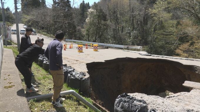 【速報】道路が陥没「間一髪で難逃れる」 幅5ｍ深さ10ｍえぐるように 石川・金沢市二俣町の県道「車で通行しパンク、直後に陥没」下を流れる川があらわに|TBS NEWS DIG