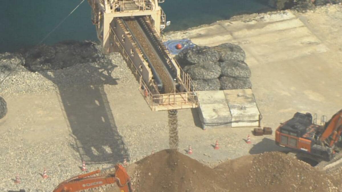 辺野古移設大浦湾側で「リクレーマ船」稼動開始 ベルトコンベヤーで
