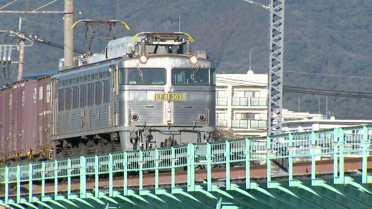 さらば「銀釜」EF81 輝く無骨な車体が人気の電気機関車 半世紀にわたり