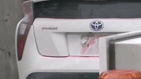 白い車体にはピンク色の跡　羽田空港1.9億円強盗未遂事件　犯行車両とみられる車が警視庁に移送|TBS NEWS DIG