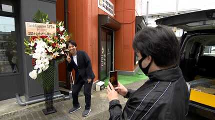福岡市の理容師（35）が世界理美容技術選手権大会で金メダル 2本のくし
