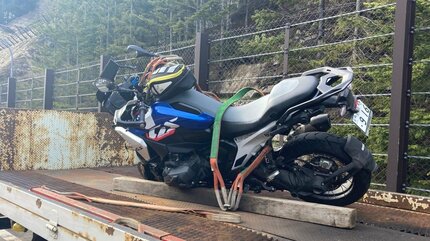 オートバイ3台～4台でツーリング中、1300㏄級の大型1台が反対車線に