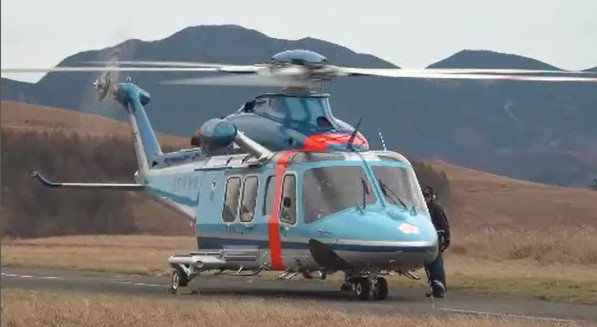 空飛ぶ警察犬! 事件や災害に備えヘリコプターで空輸する訓練 ローターの大きな音に驚く犬も 長野・霧ヶ峰高原|TBS NEWS DIG