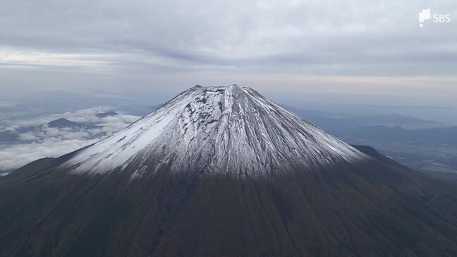 富士山が待望の雪化粧！ 甲府気象台が「初冠雪」を観測 平年より21日遅く=静岡|TBS NEWS DIG