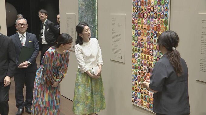 紀子さま佳子さま　障害あるアーティストの作品鑑賞　おふたり揃って装いにもアート取り入れ|TBS NEWS DIG