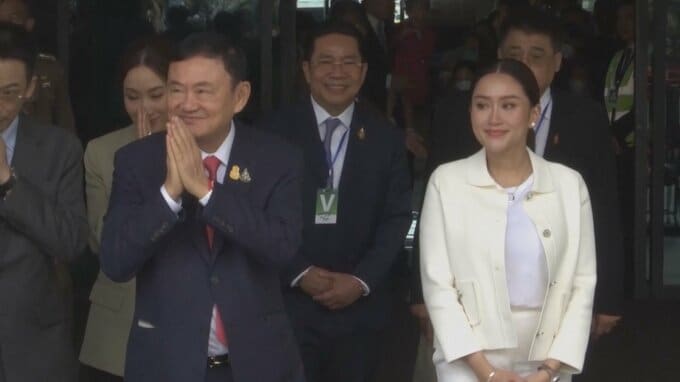 タイのタクシン元首相が国外逃亡か プライベートジェット機で出国　タクシン氏「タイに戻るつもりだ」