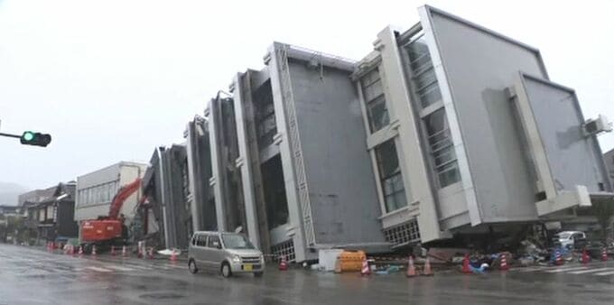 地震で横倒しのまま9か月 ビルの解体作業始まる 石川・輪島市|TBS NEWS DIG