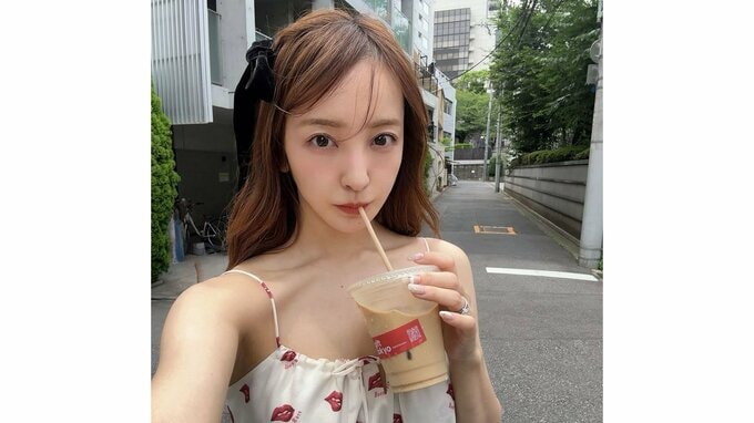 【 板野友美 】 「夏終わっちゃったの？」　唇柄キャミソールのワンピースで　夏の思い出投稿|TBS NEWS DIG