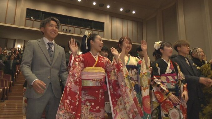 「自分のやりたいことをやっていく」20歳の若者 約100人が決意あらたに|TBS NEWS DIG