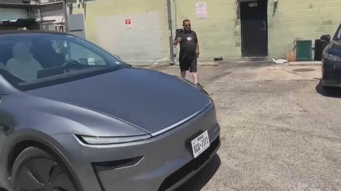 米テスラ　一部地域で自動運転タクシーの運行開始