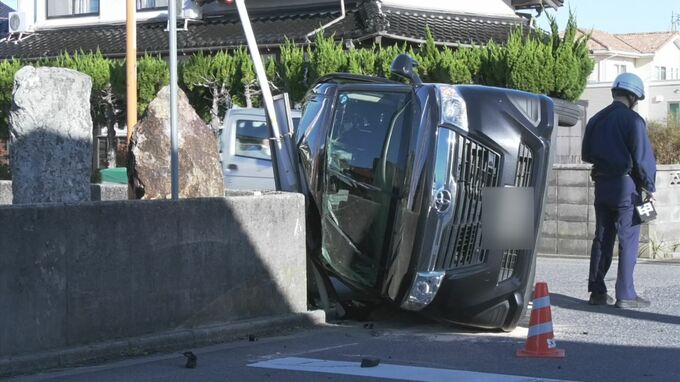 車が出合い頭に衝突し横転…２歳の女の子と40代女性がケガ　|　BSSニュース | BSS山陰放送