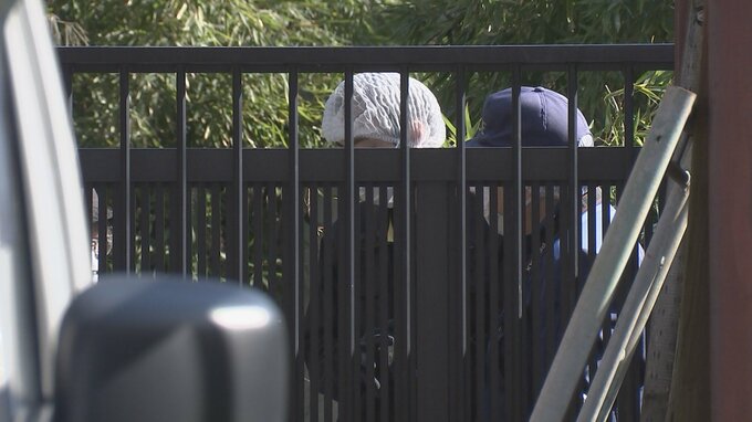 埼玉・戸田市の住宅から2人の遺体が見つかる　死体遺棄の疑いで57歳の男を逮捕　遺体は父親（80代）と伯父（90代）とみて警察が身元確認進める|TBS NEWS DIG