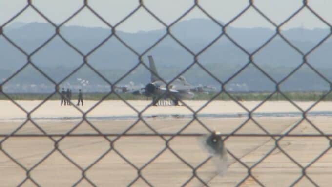 三沢基地所属の米軍戦闘機が美保基地に着陸　原因は調査中　全日空の2つの便に遅れ|TBS NEWS DIG