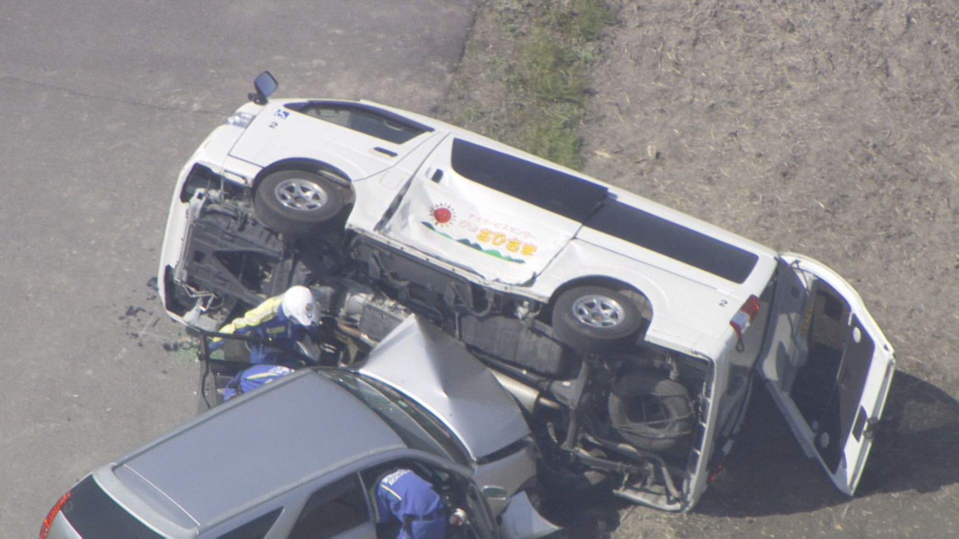 見通しの良いはずの“魔の交差点”で衝突 重体だった80歳職員が死亡 介護施設の送迎車が横転 10人病院搬送 愛知・稲沢市