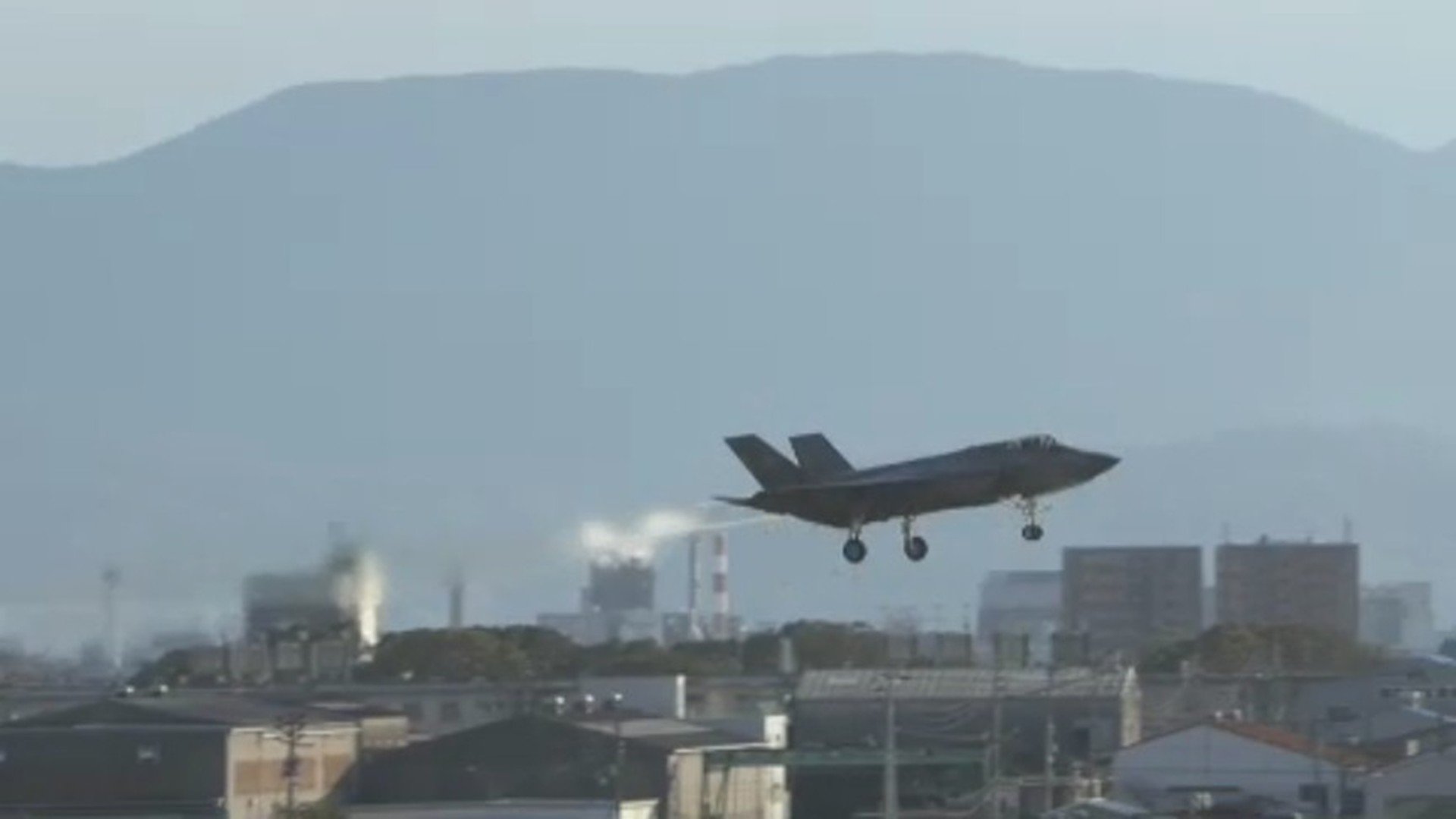 戦闘機が着陸してきた」 松山空港に米軍戦闘機2機が緊急着陸 全日空機