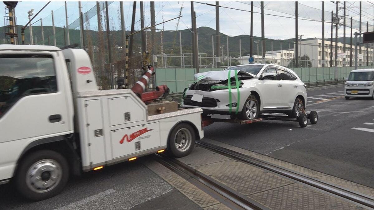 佐世保工業高校横の踏切で松浦鉄道の列車と車が衝突 けが人なし | 長崎