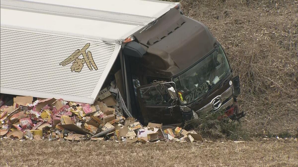 大型トラックが中央分離帯乗り越え対向車線で車と衝突、法面に転落