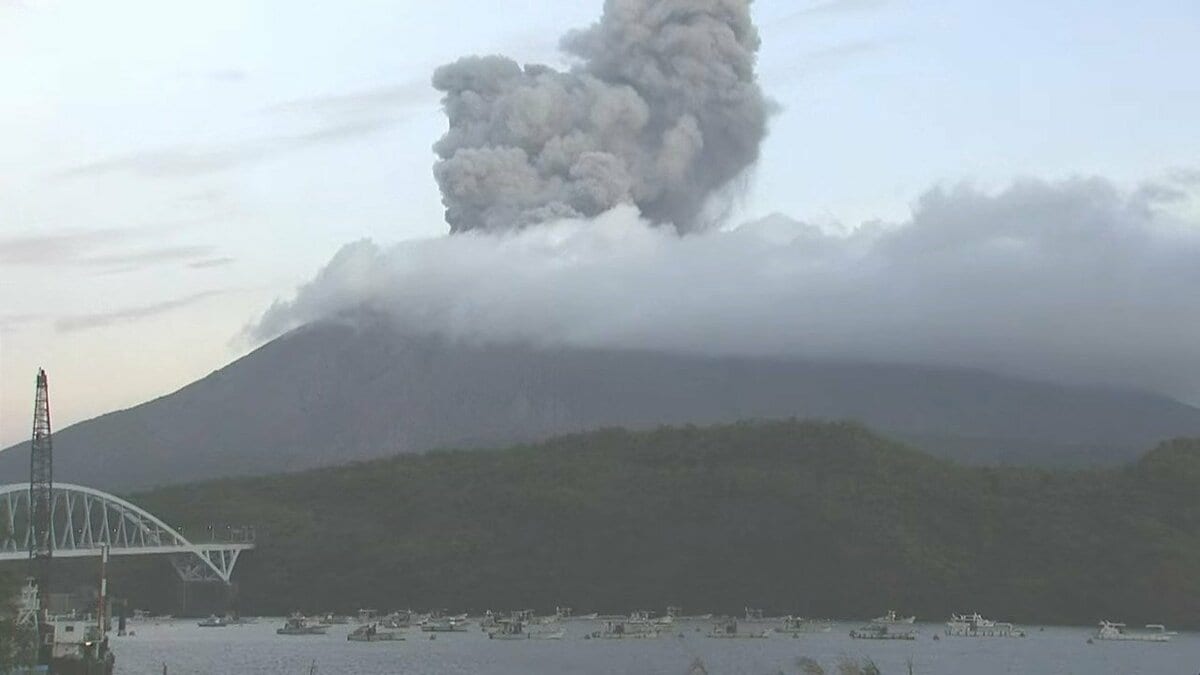 桜島で爆発 噴煙1300ｍ 灰は鹿児島市吉野方向へ【19日の降灰予報】鹿児島