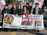突然亡くなった西嶋弁護団長の写真を掲げて裁判所へ「袴田事件」2024年最初の再審公判が始まる 弁護団「5点の衣類」ねつ造の理由を展開へ【速報】 | 静岡のニュース | SBSNEWS | 静岡放送