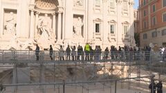 水が抜かれたトレビの泉に歩道橋　コインは投げられる？| TBS CROSS DIG with Bloomberg