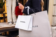 シャネルのオーナー家、配当受け取らない見通し－業績不振が影響| TBS CROSS DIG with Bloomberg