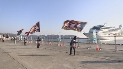 宮古市に2026年初めてのクルーズ船「レガッタ」入港 市民が大漁旗で
