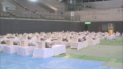 仮埋葬するしかない」大規模災害への備え自治体に難題 遺体収納袋や