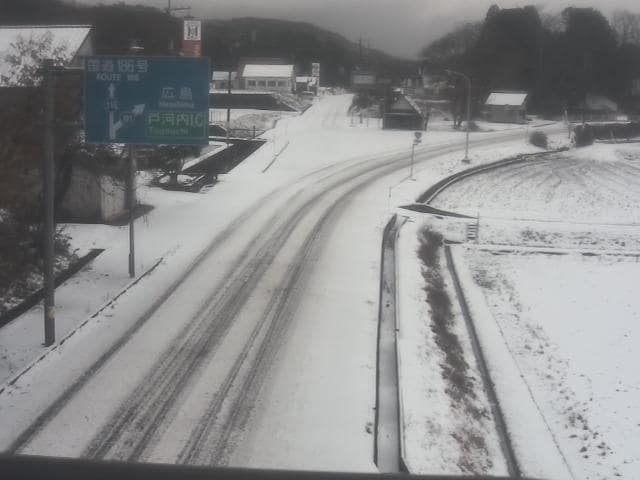 【冬用タイヤ】中国山地の道路は各地で積雪　松江道では今季初めて冬用タイヤ規制に　広島県内のアメダスで初めて積雪を観測　　|TBS NEWS DIG