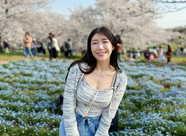 【穂川果音】 「ネモフィラが綺麗に咲いていて、桜と一緒に楽しめたよー」 ブルーとピンクが鮮やかな写真を公開|TBS NEWS DIG