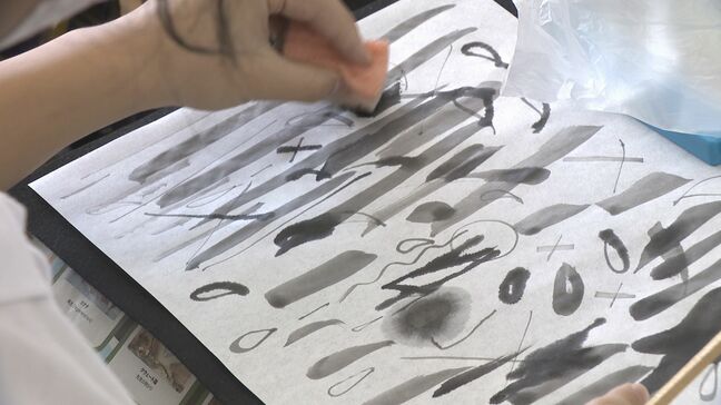 スポンジや割り箸で描く 墨と水の世界を楽しむ 児童が水墨画を体験|TBS NEWS DIG