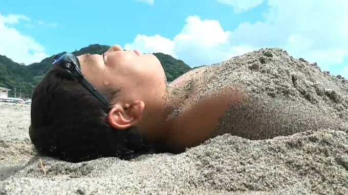 海の日　桜島を目の前に海水浴　熱中症警戒アラート発表　最高気温35度予想　環境省・気象庁「危険な暑さが予想」|TBS NEWS DIG