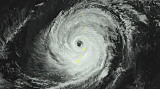 【台風情報】いまだ大型“台風の目”も大きい台風4号「非常に強い勢力」に　徐々に右へ…右へ…　最大瞬間風速70 m/s・中心気圧930hPa　日本への影響は？　最新の雨・風シミュレーションあり|TBS NEWS DIG