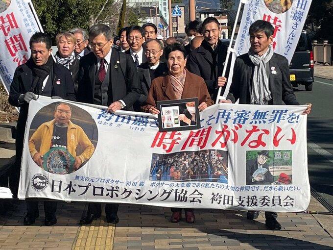 突然亡くなった西嶋弁護団長の写真を掲げて裁判所へ「袴田事件」2024年最初の再審公判が始まる　弁護団「5点の衣類」ねつ造の理由を展開へ【速報】　|　静岡のニュース | SBSNEWS | 静岡放送