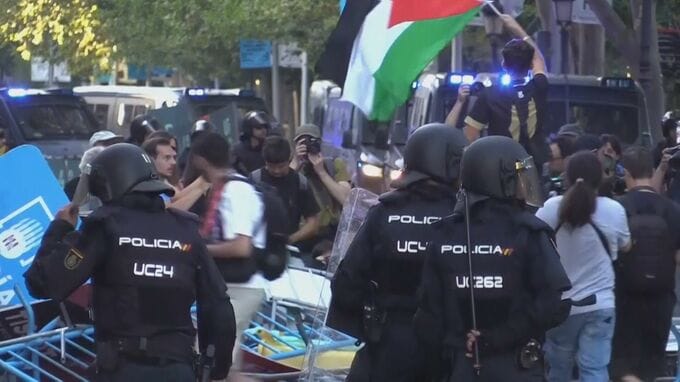 スペインで開催の自転車レース　パレスチナ支持訴えるデモ隊がコース妨害し中止に　警察と衝突するなどし20人以上けが、2人拘束