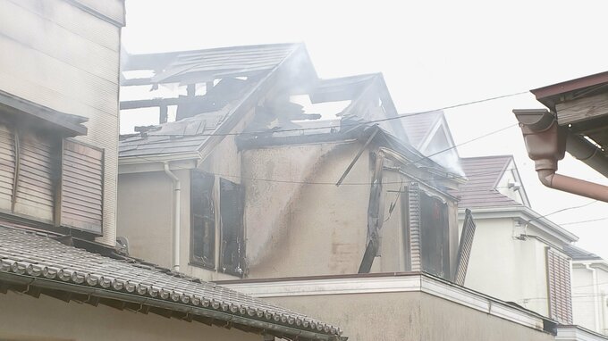「隣の家の中から火が見える」千葉・船橋市で2階建て住宅が全焼　焼け跡から2人の遺体　住人の60代夫婦と連絡取れず|TBS NEWS DIG