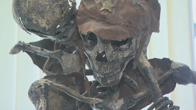 「震えがきました」　戦争の悲惨さを訴える造形作品の展示会　兵士の骨格や衣服を忠実に鉄で再現　山梨市役所　|　山梨のニュース | ＵＴＹテレビ山梨
