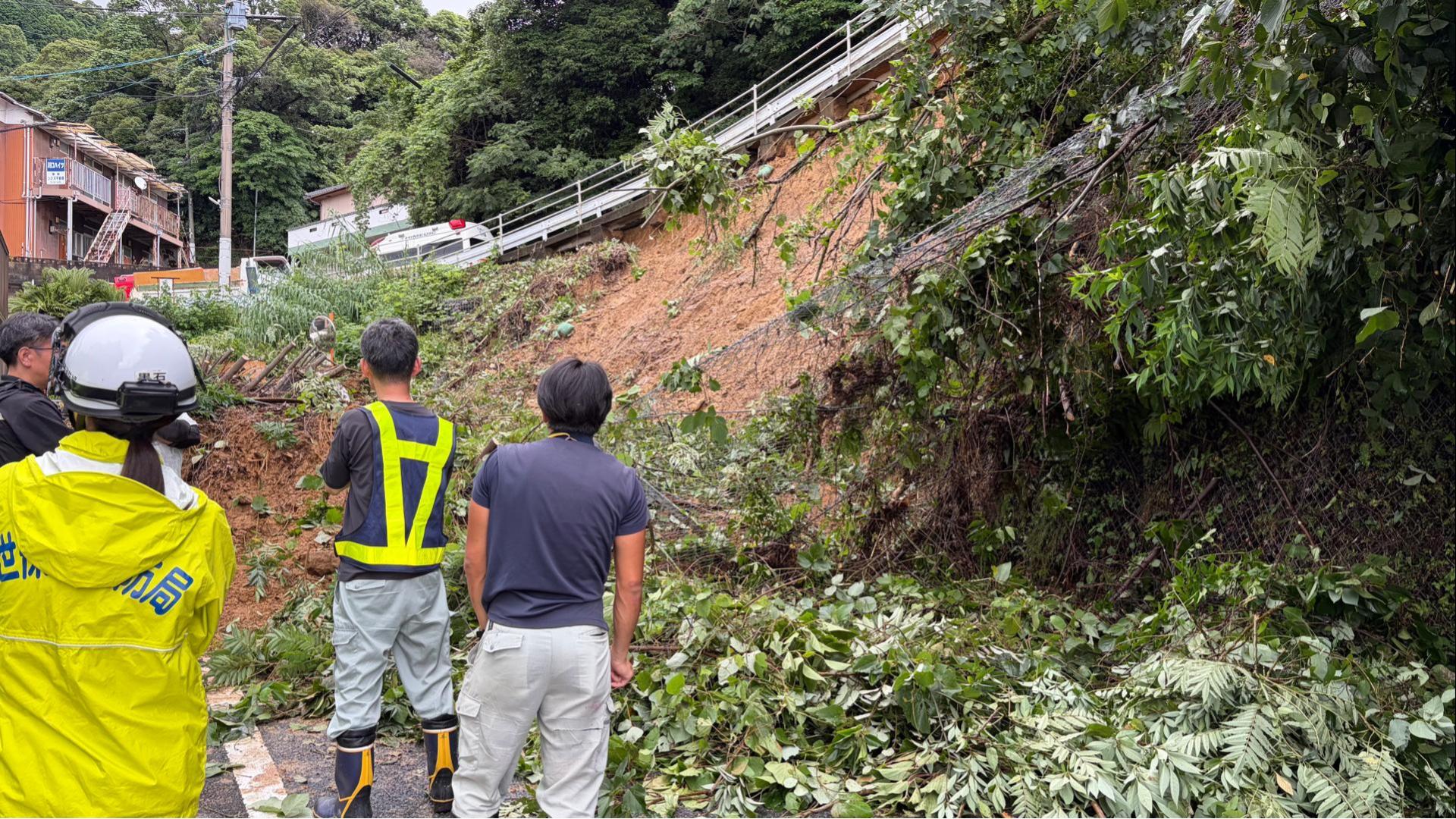 【現場画像】佐世保市でのり面崩壊、住宅に土砂流入し道路ふさぐ　未明に線状降水帯発生|TBS NEWS DIG