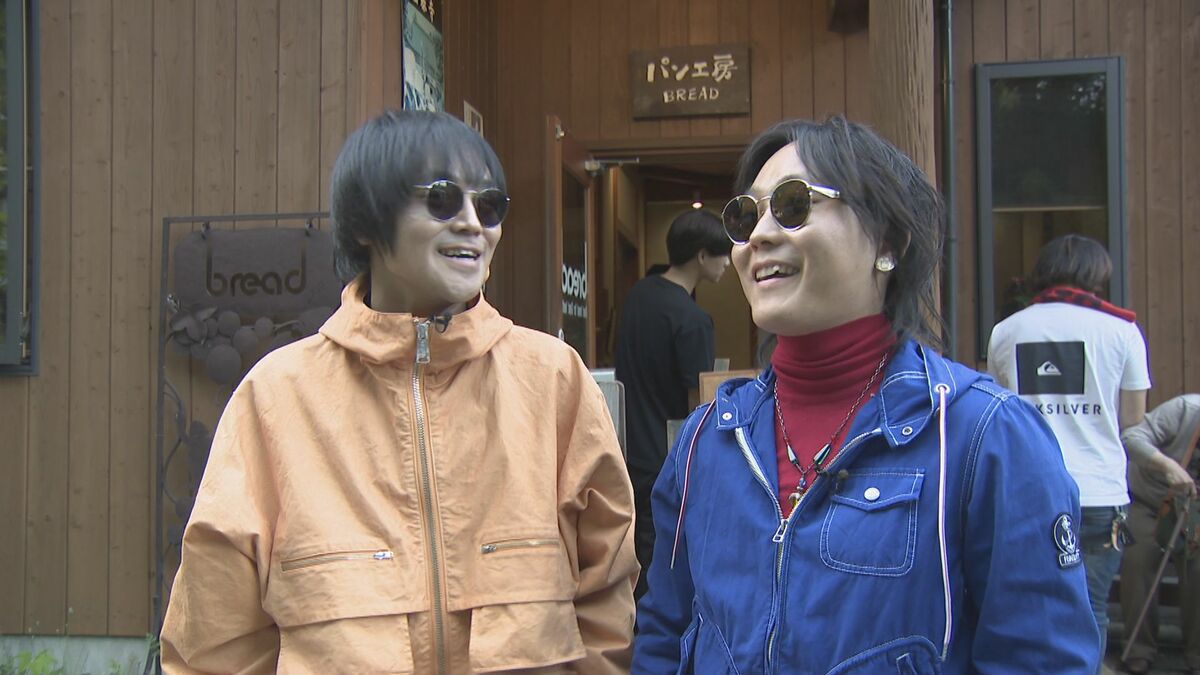 故郷のパン屋さんで “SAHAJi” 凱旋ライブ 全英チャート8位の兄弟バンド