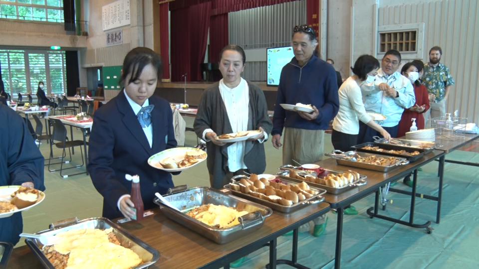 「日頃の給食に感謝する心を」保護者も一緒にバイキング形式の給食　東村・東小中学校