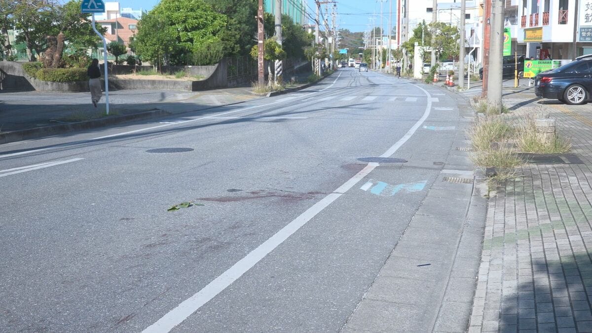 横断中の高齢女性が乗用車にはねられ死亡　那覇市の市道