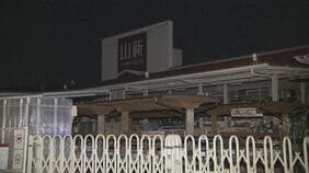 充電池盗み車で警備員の女性をはねて逃走　女性は太もも骨折する重傷　男は白い車で水戸市街方向へ　警察は強盗傷害事件として捜査　茨城・水戸市|TBS NEWS DIG