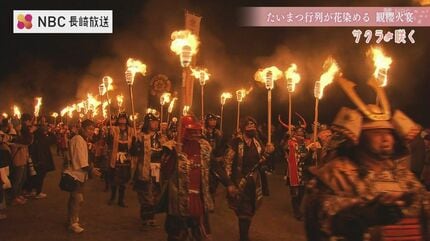 武者たちのたいまつで幻想的な色に染まる桜「観櫻火宴」長崎県橘神社
