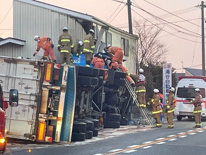 大型トレーラーが横転し住宅に衝突する事故　運転手を救出中　宮城・石巻市|TBS NEWS DIG